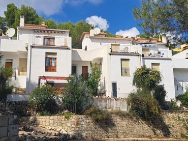 Casa amb balcó en venda a Urbanització les Bassetes 5