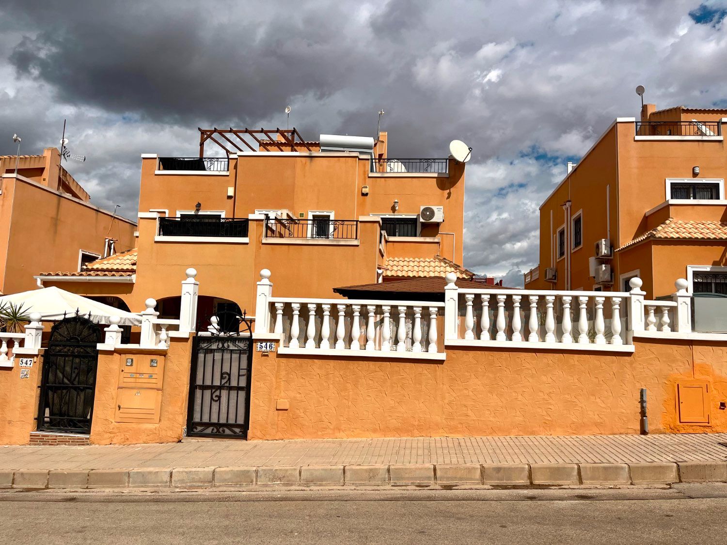 Vista exterior de Dúplex en venta en Orihuela con Calefacción, Piscina y Amueblado