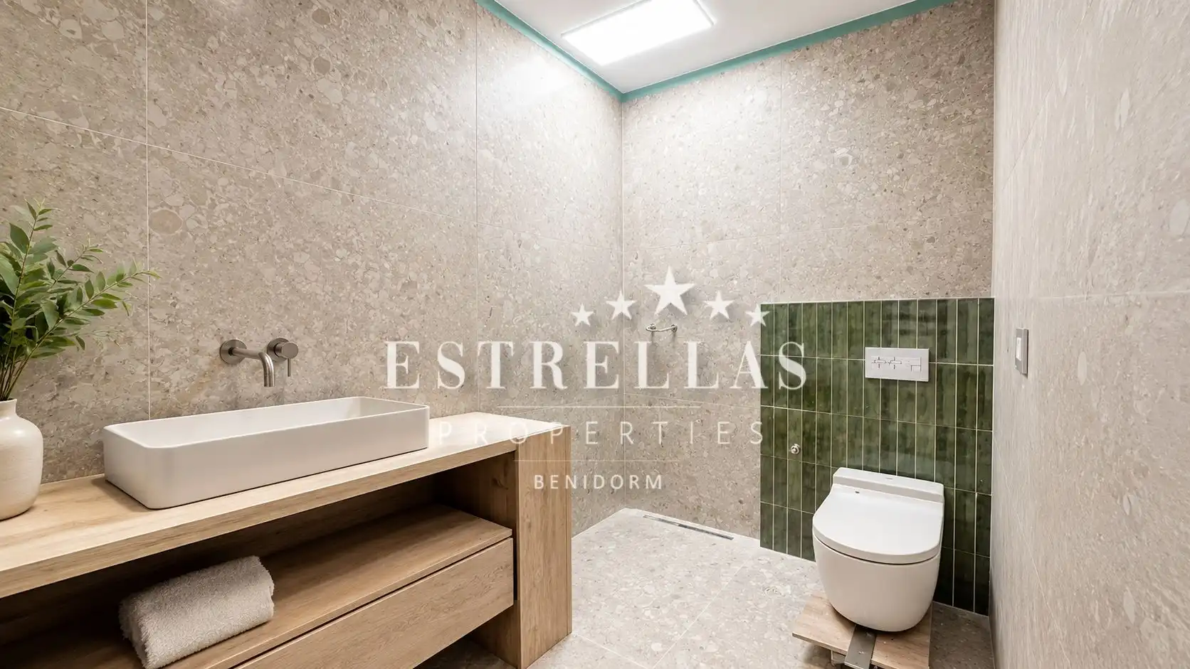 Baño de Apartamento en venta en Benidorm con Aire acondicionado, Calefacción y Jardín privado