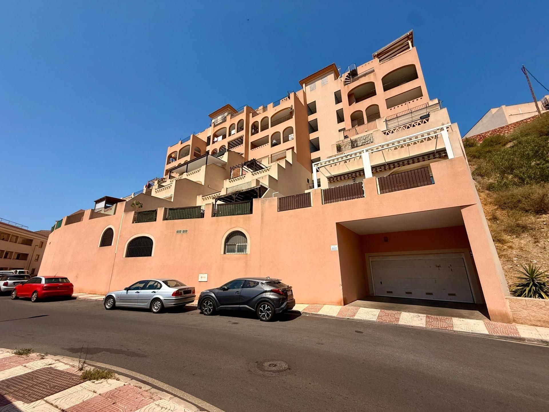Vista exterior de Pis en venda en Roquetas de Mar amb Aire condicionat, Terrassa i Piscina comunitària