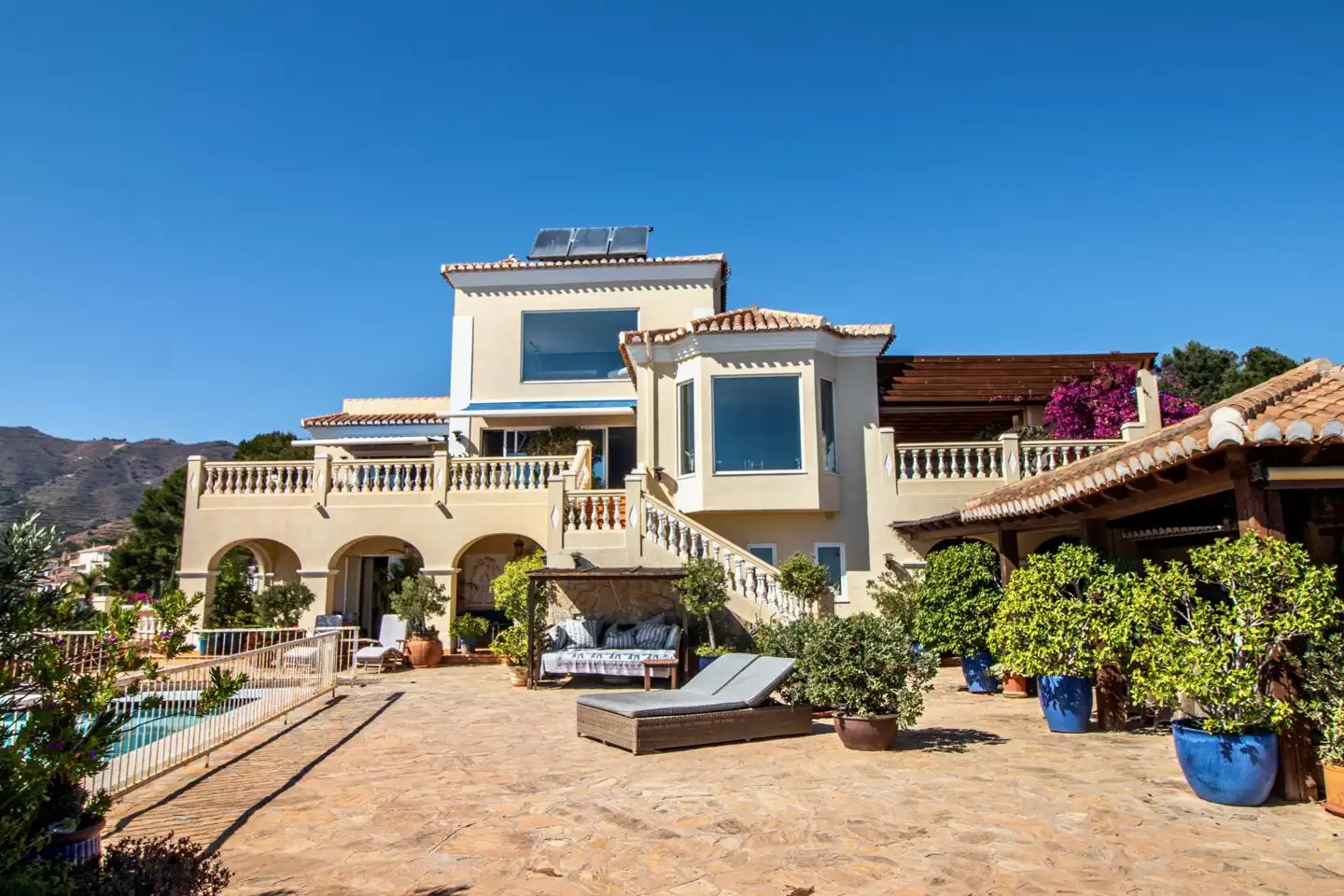Außenansicht von Haus oder Chalet zum Verkauf in Almuñécar mit Klimaanlage, Privatgarten und Terrasse