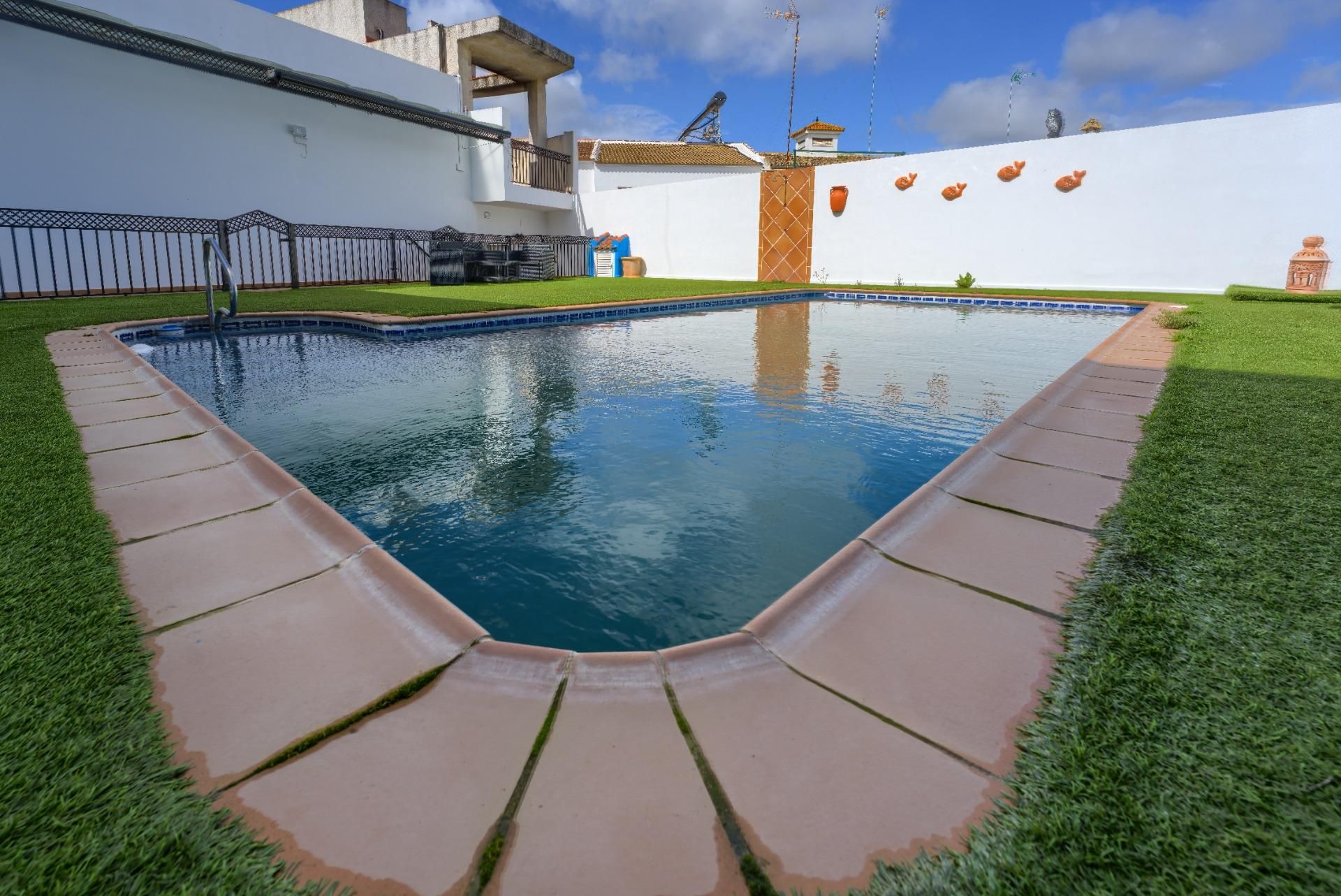 Swimming pool of House or chalet for sale in Carrión de los Céspedes  with Air Conditioner, Heating and Private garden
