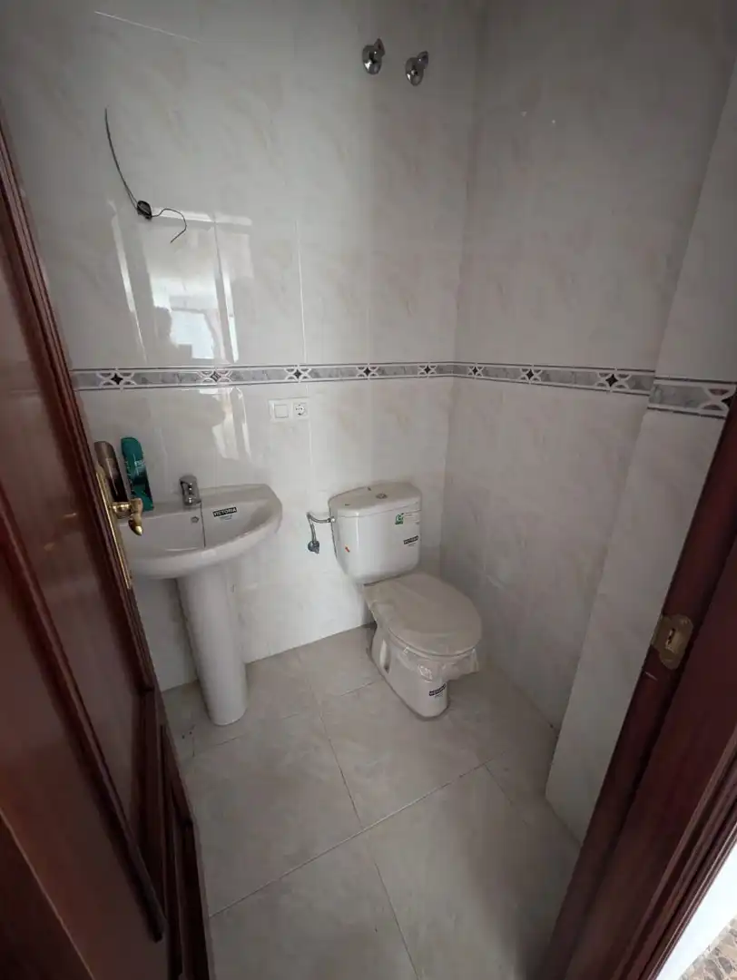 Badezimmer von Wohnung zum Verkauf in Lucena mit Terrasse, Abstellraum und Balkon