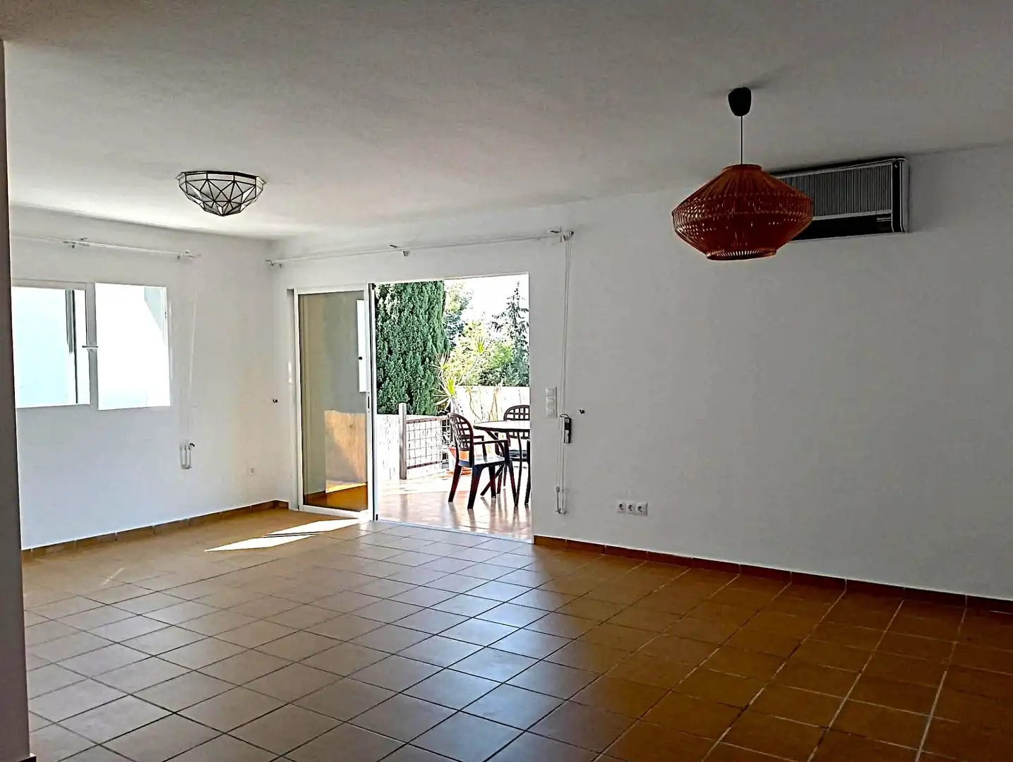 Wohnzimmer von Wohnung zur Miete in Málaga mit Klimaanlage, Privatgarten und Terrasse