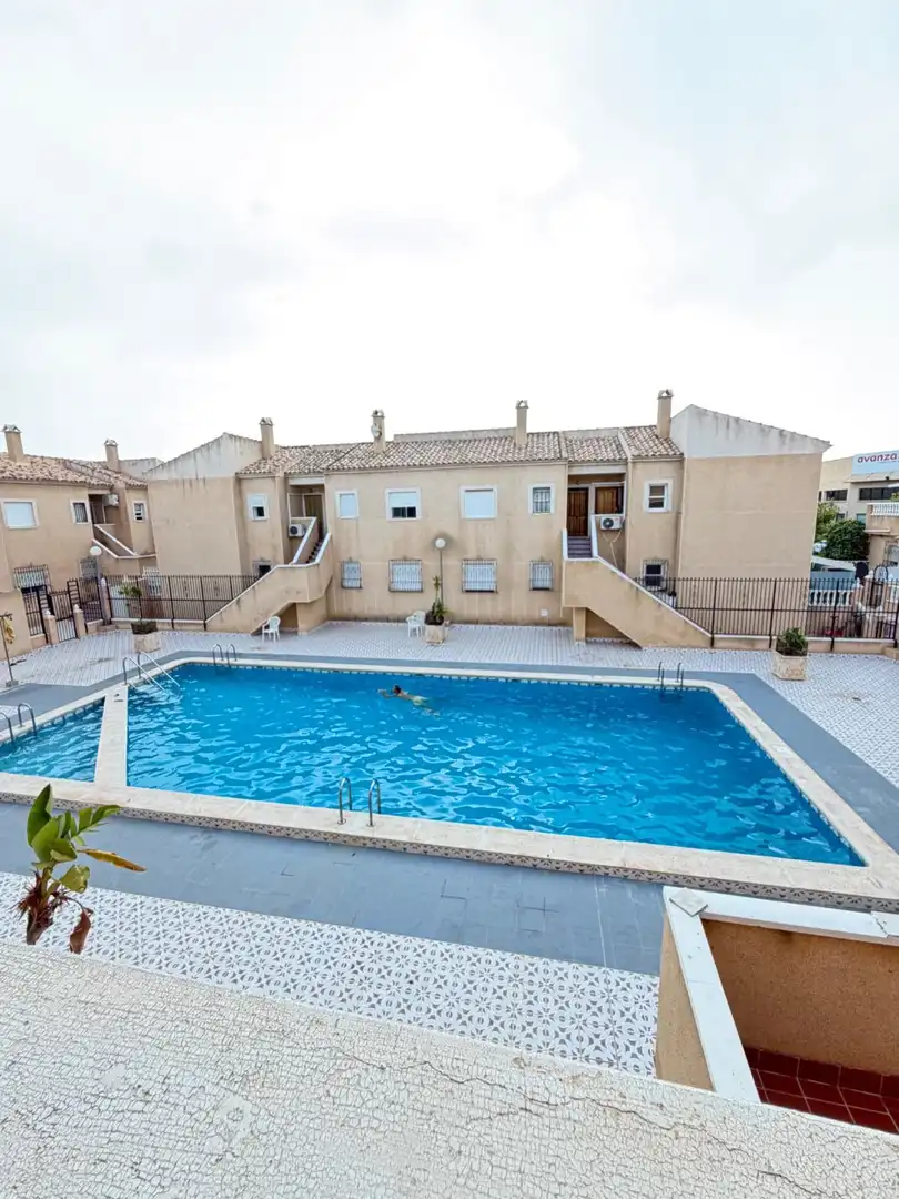 Piscina de Apartamento en venta en Torrevieja con Aire acondicionado, Balcón y Piscina comunitaria