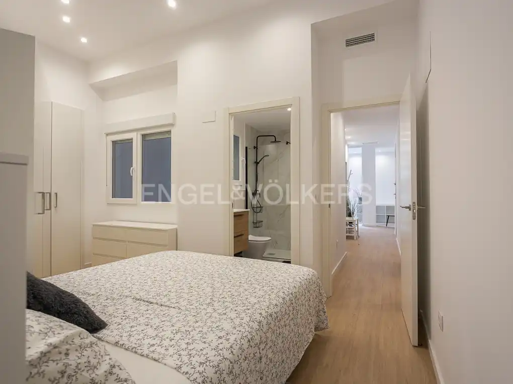 Schlafzimmer von Wohnung zur Miete in Valencia mit Klimaanlage, Heizung und Parkett