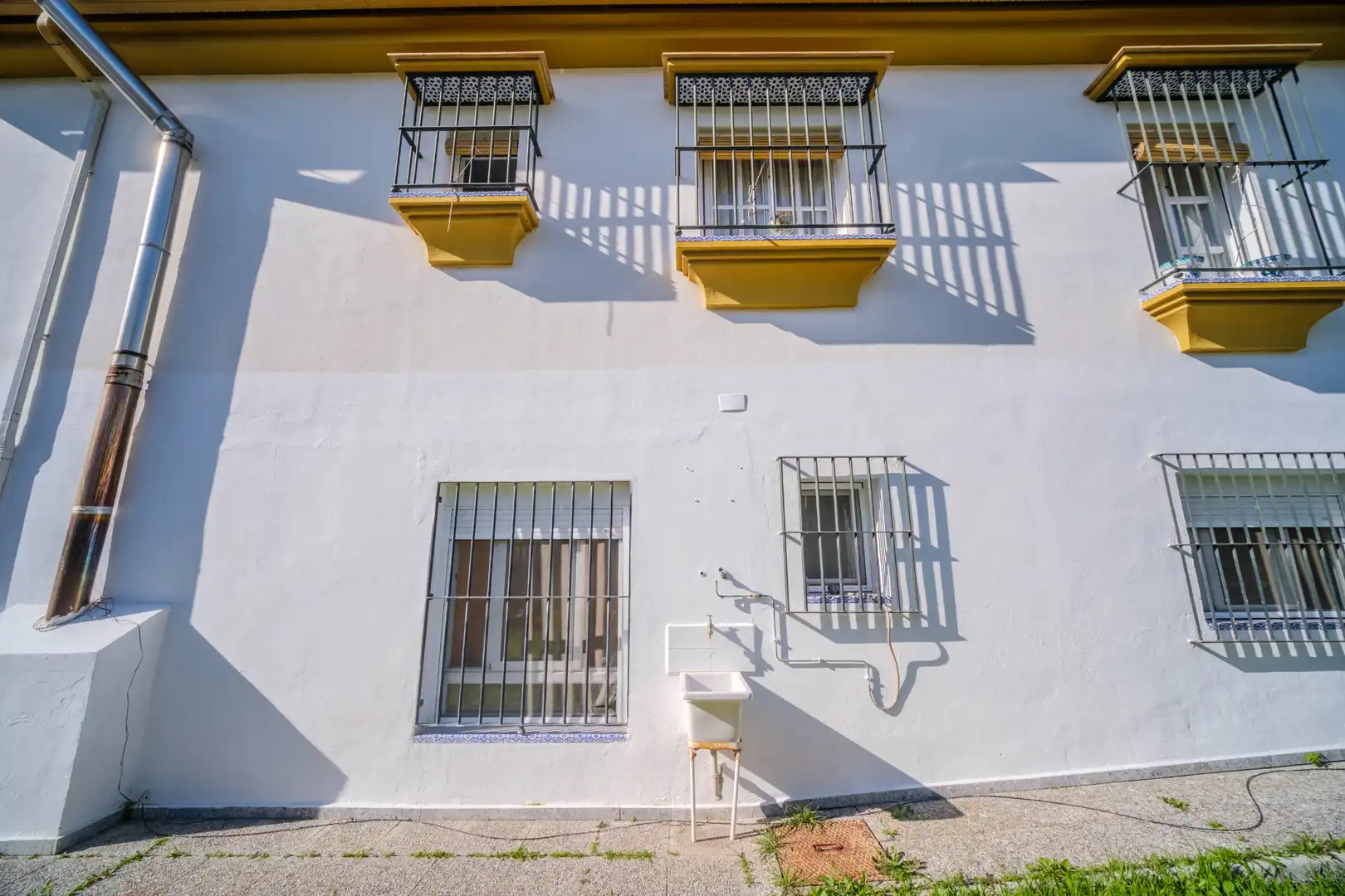 Vista exterior de Casa o xalet en venda en Montequinto amb Jardí privat, Terrassa i Moblat