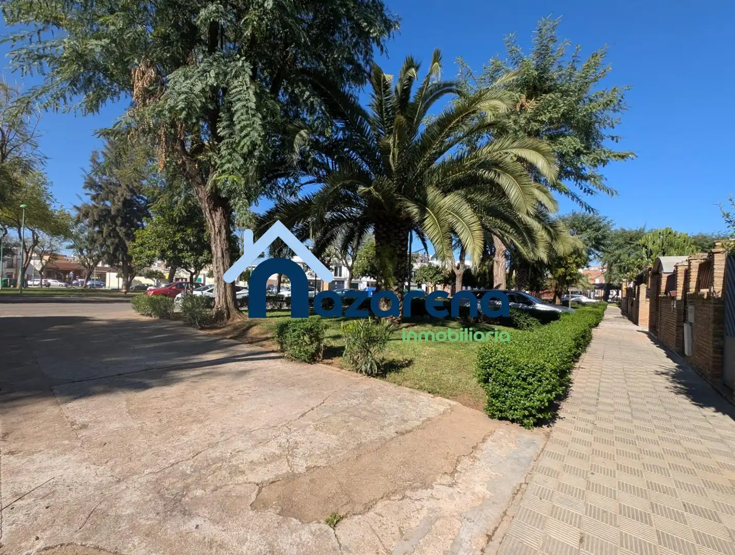Vista exterior de Casa o xalet en venda en Dos Hermanas amb Aire condicionat, Jardí privat i Parquet