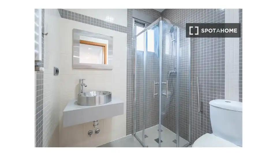 Baño de Piso de alquiler en Valencia con Aire acondicionado, Calefacción y Amueblado