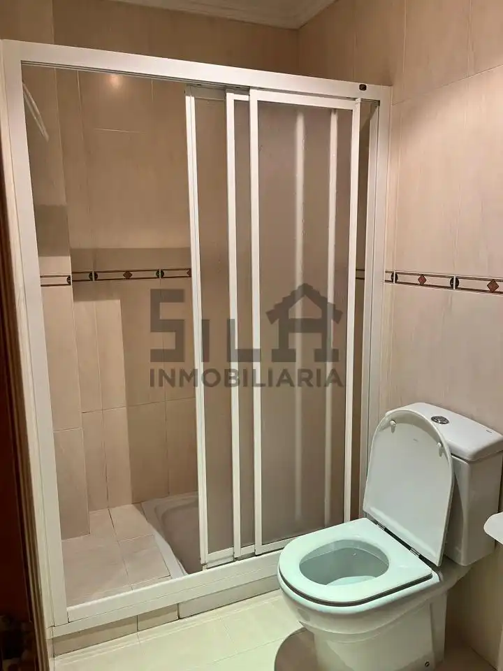 Bathroom of Flat for rent in Ourense Capital   with Heating, Parquet flooring and Furnished