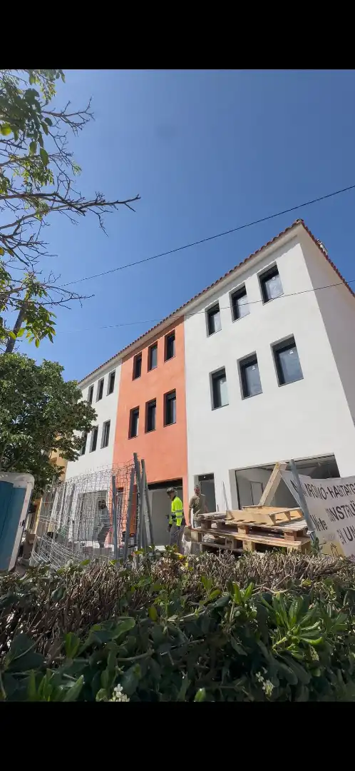 Vista exterior de Casa adosada en venda en Torrelles de Llobregat amb Aire condicionat, Calefacció i Jardí privat