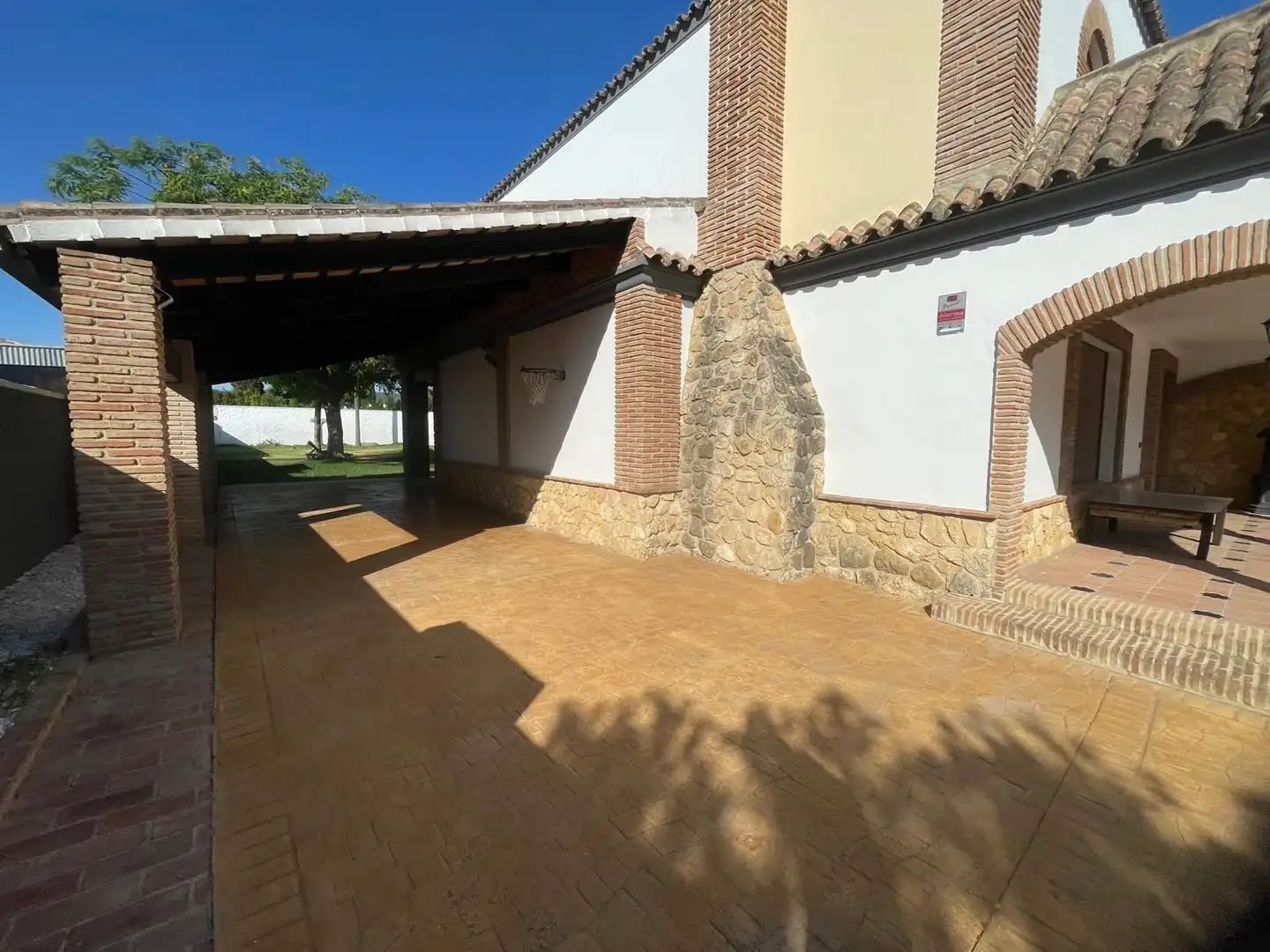Aparcament de Casa o xalet en venda en Arcos de la Frontera amb Aire condicionat, Jardí privat i Terrassa