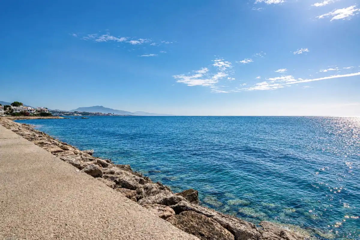 Vista exterior de Casa adosada en venta en Estepona con Aire acondicionado, Jardín privado y Terraza
