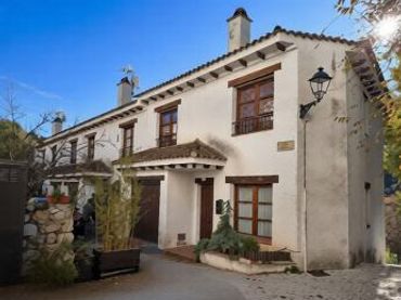 Casa aparellada amb balcó en venda a C. del Molino