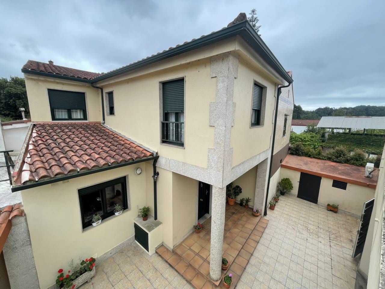 Vista exterior de Casa o xalet en venda en Vigo  amb Calefacció, Jardí privat i Parquet