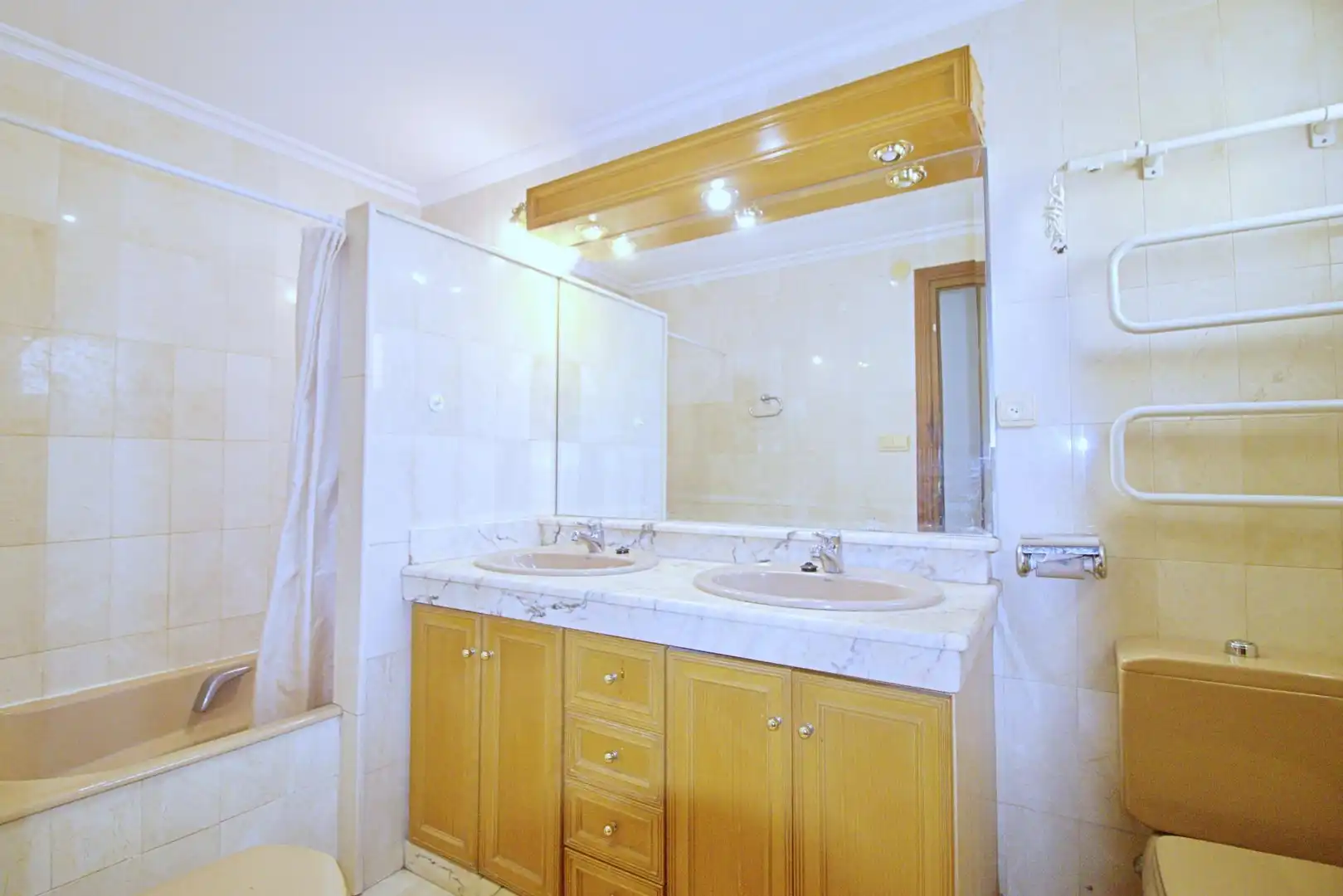 Badezimmer von Dachboden zum Verkauf in Elche / Elx mit Terrasse und Balkon