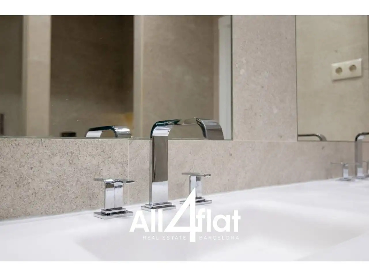 Bathroom of Flat for sale in Barcelona  with Air Conditioner, Heating and Parquet flooring