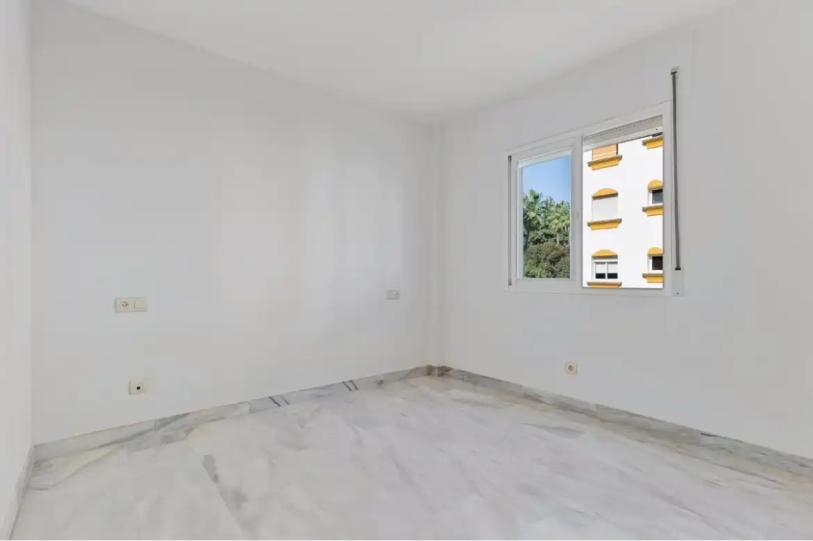Dormitori de Pis en venda en Marbella amb Aire condicionat, Terrassa i Traster