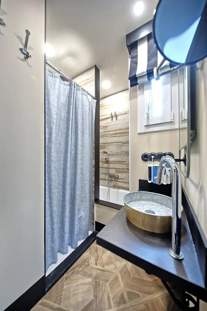 Bathroom of Ground floor for sale in Valencia  with Air Conditioner, Heating and Alarm