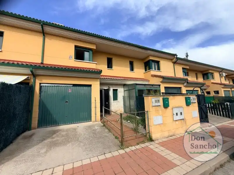Vista exterior de Casa adosada en venta en Cigales con Jardín privado