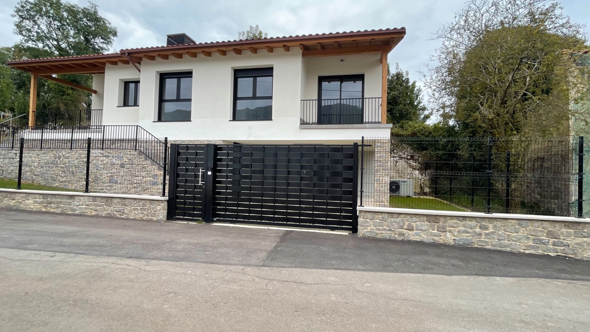 Vista exterior de Casa o xalet en venda en Llanes amb Calefacció, Jardí privat i Terrassa