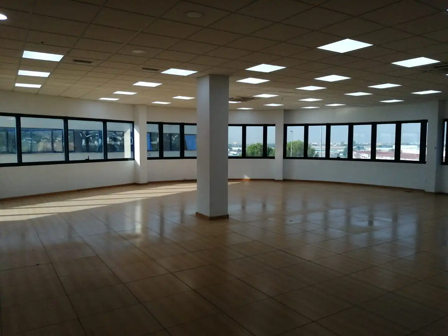 Oficina amb ascensor de lloguer a Periurbano Este - Campiña