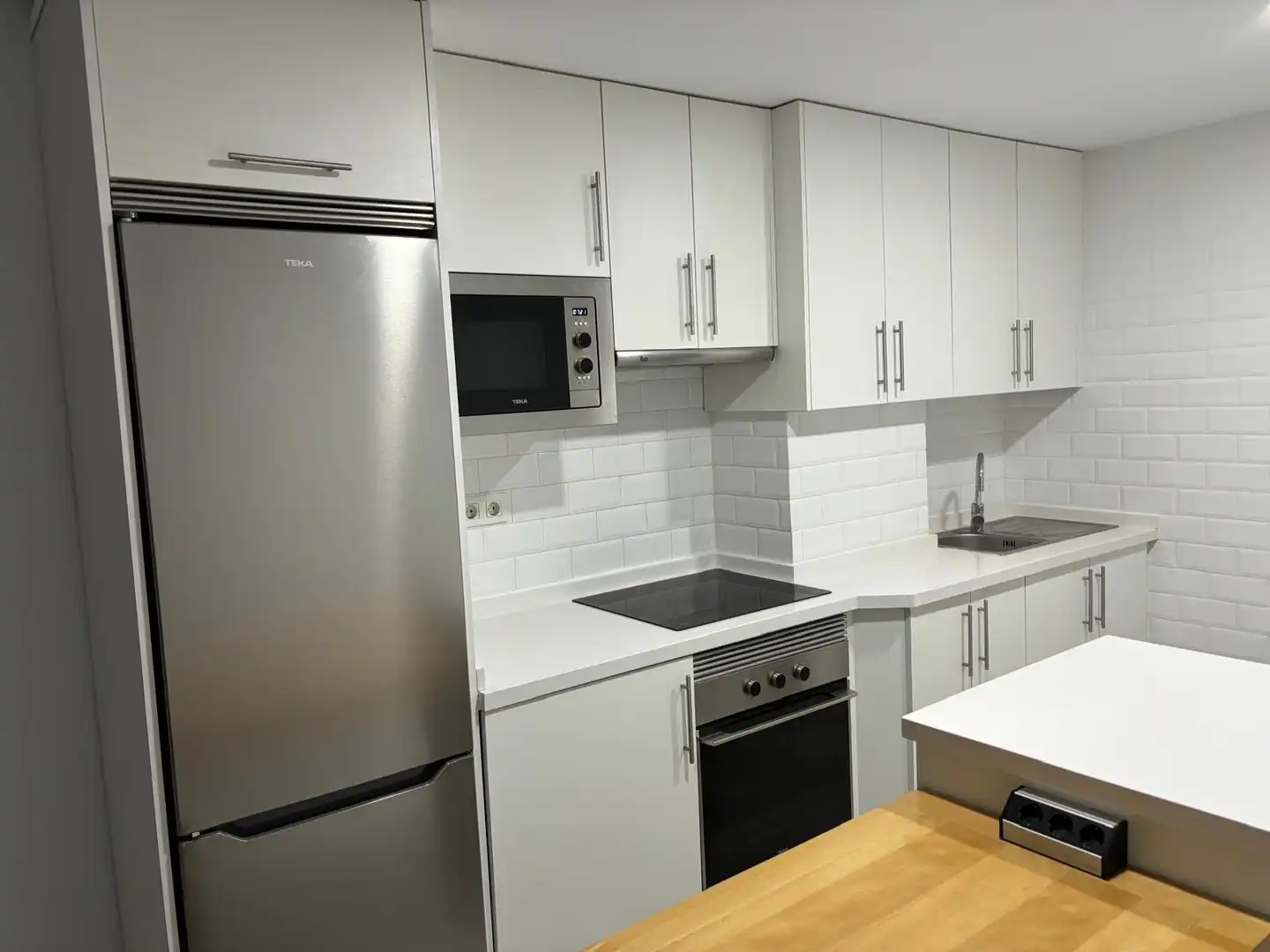 Flat for rent in Calle Heliodoro Rodríguez López, 26, La Salle - Cuatro Torres