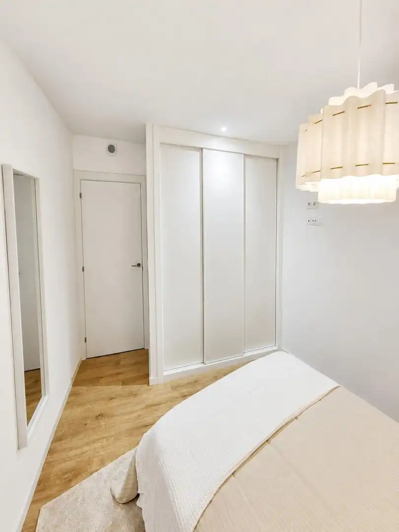 Dormitori de Apartament de lloguer en Oviedo  amb Calefacció, Traster i Moblat