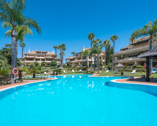 Vista exterior de Àtic en venda en Marbella amb Aire condicionat, Terrassa i Moblat