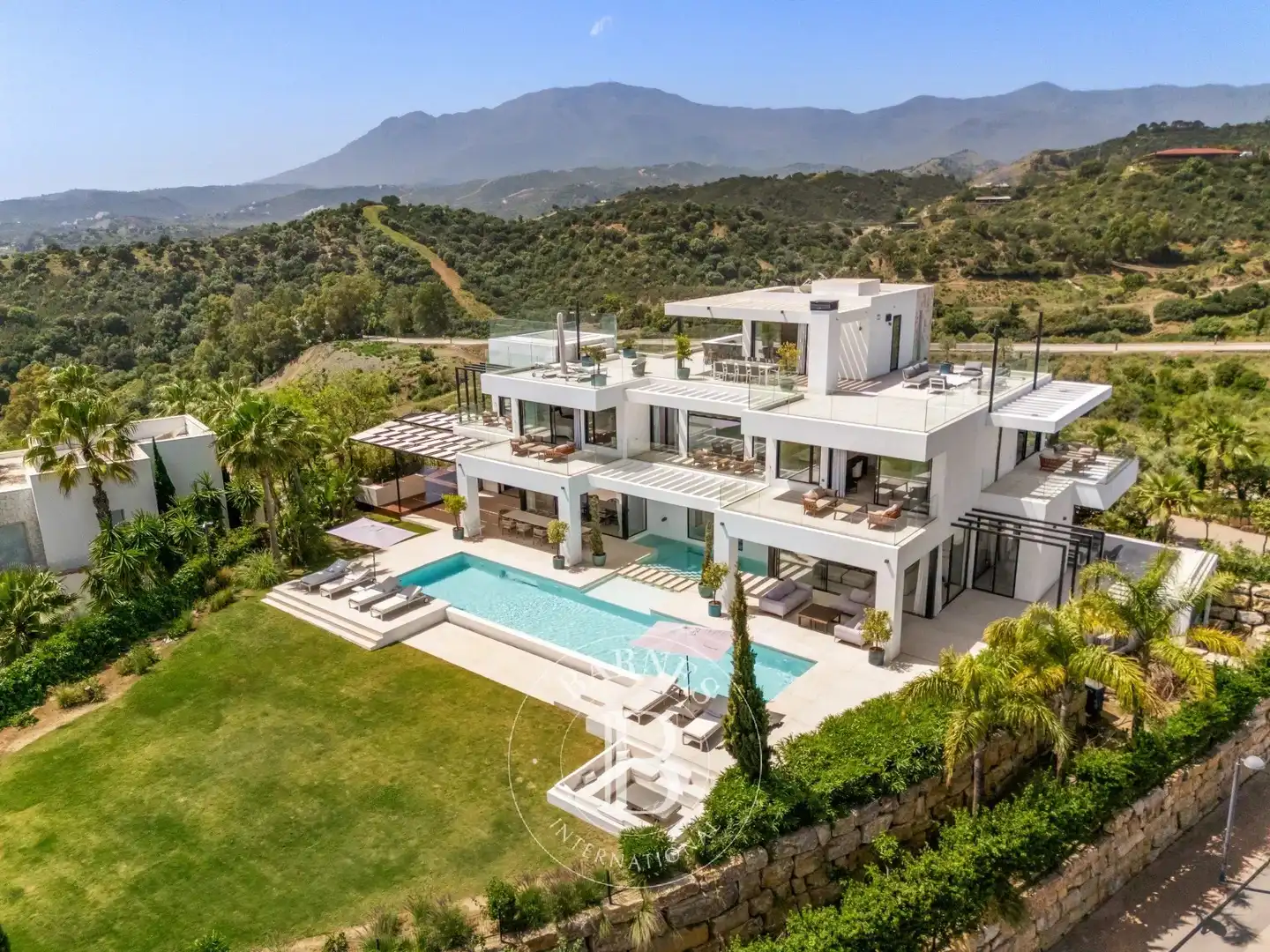 Vista exterior de Casa o xalet de lloguer en Estepona amb Aire condicionat, Calefacció i Piscina