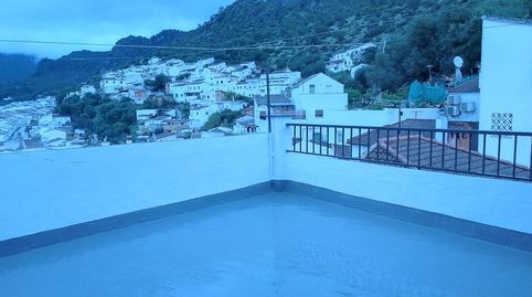 Casa de pueblo con terrazas y vistas espectaculares a la sierra.