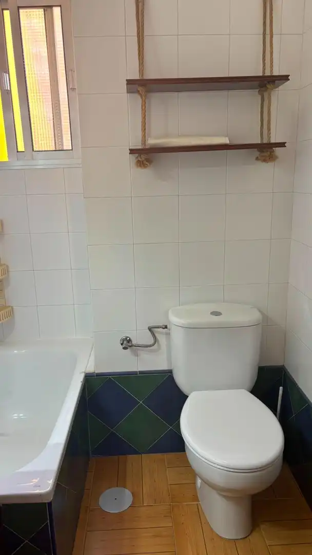Bathroom of Flat for sale in Sevilla  with Air Conditioner, Terrace and Furnished