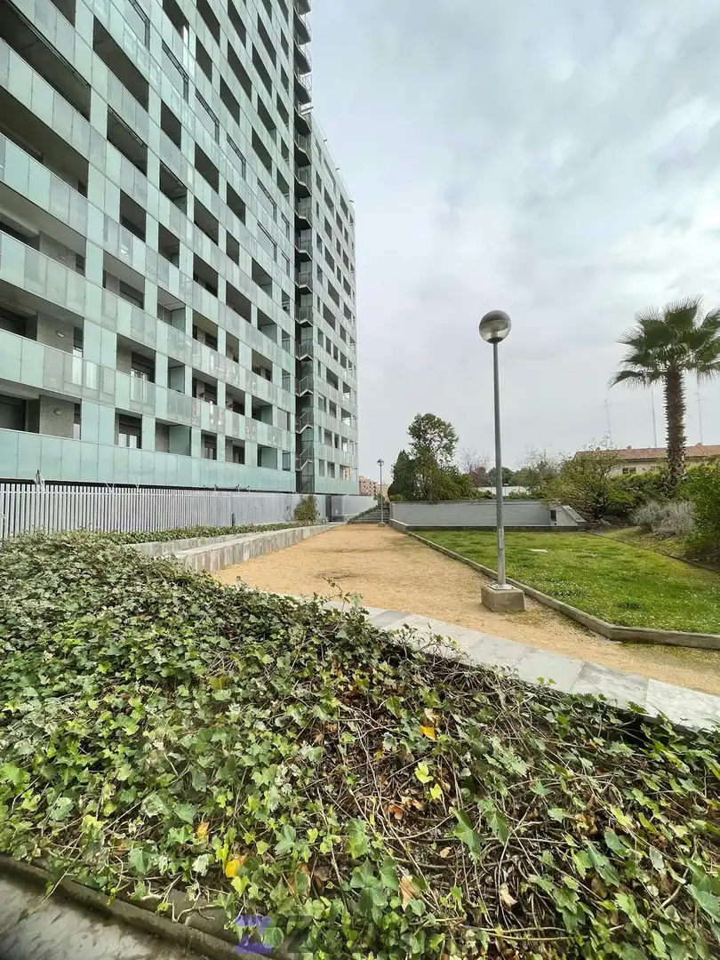 Parkplatz von Wohnung zur Miete in  Zaragoza Capital mit Klimaanlage, Heizung und Privatgarten