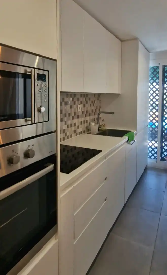 Cuina de Apartament de lloguer en Marbella amb Aire condicionat, Terrassa i Moblat