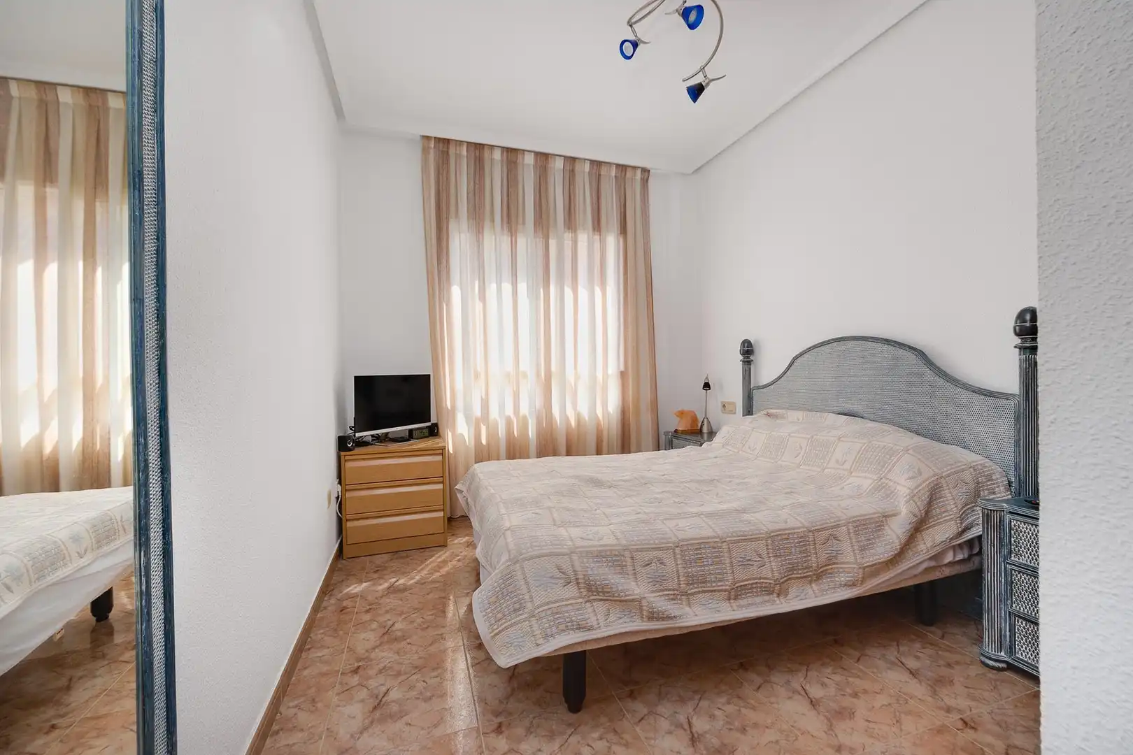 Dormitori de Apartament en venda en Torrevieja amb Aire condicionat i Terrassa