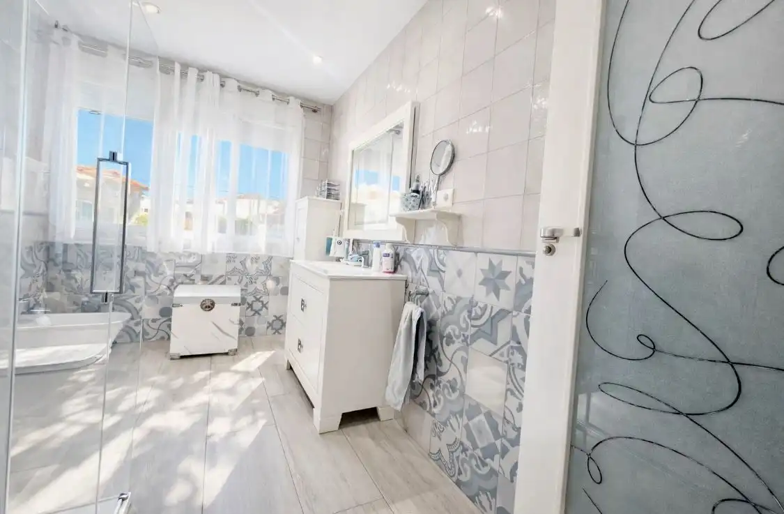 Badezimmer von Einfamilien-Reihenhaus zum Verkauf in San Vicente del Raspeig / Sant Vicent del Raspeig mit Klimaanlage, Heizung und Privatgarten