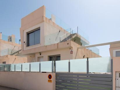 Vista exterior de Casa o xalet en venda en Pilar de la Horadada amb Aire condicionat, Terrassa i Piscina