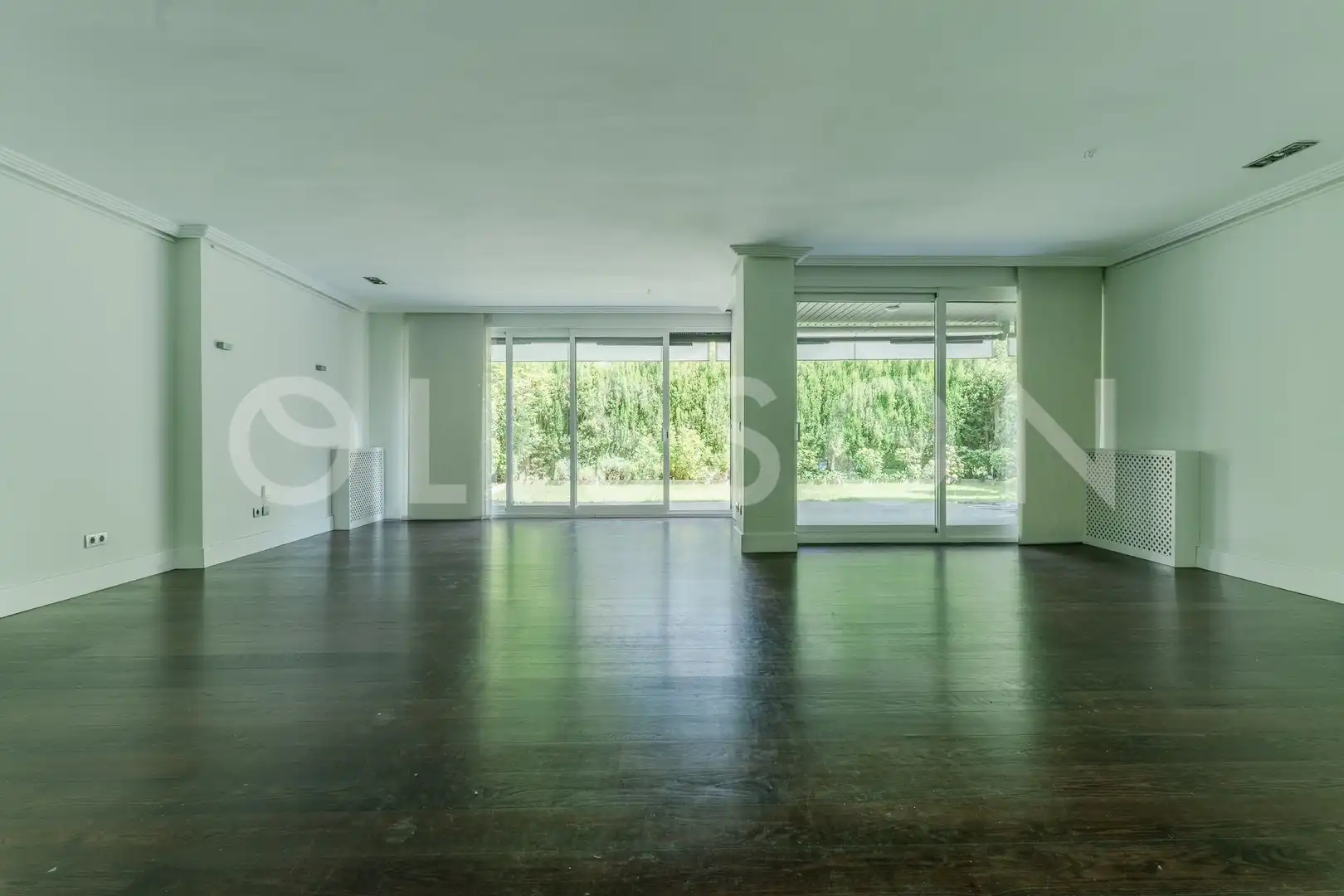 Sala de estar de Dúplex en venta en La Moraleja con Aire acondicionado, Calefacción y Jardín privado