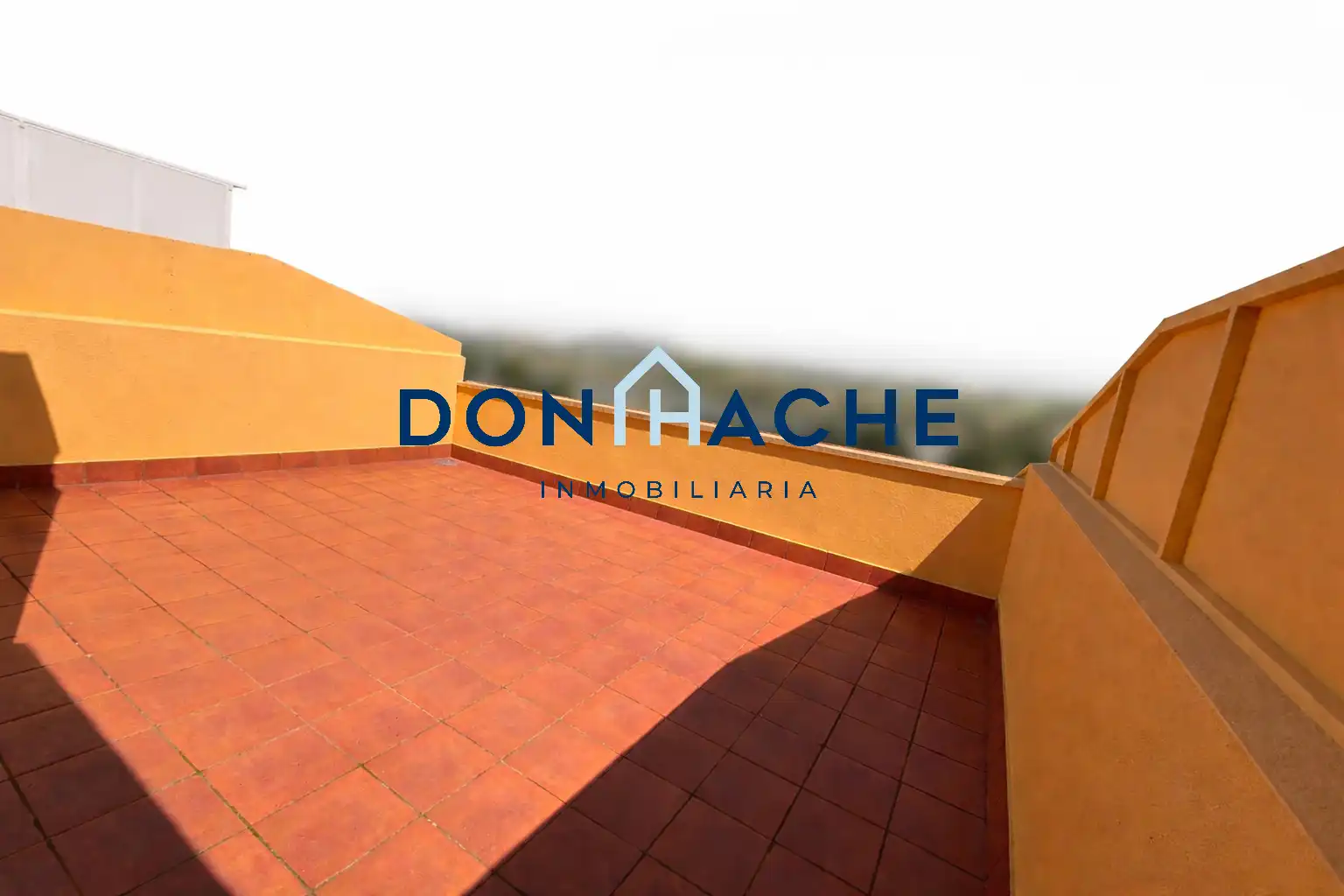 Terrasse von Einfamilien-Reihenhaus zum Verkauf in Mérida mit Klimaanlage, Heizung und Parkett