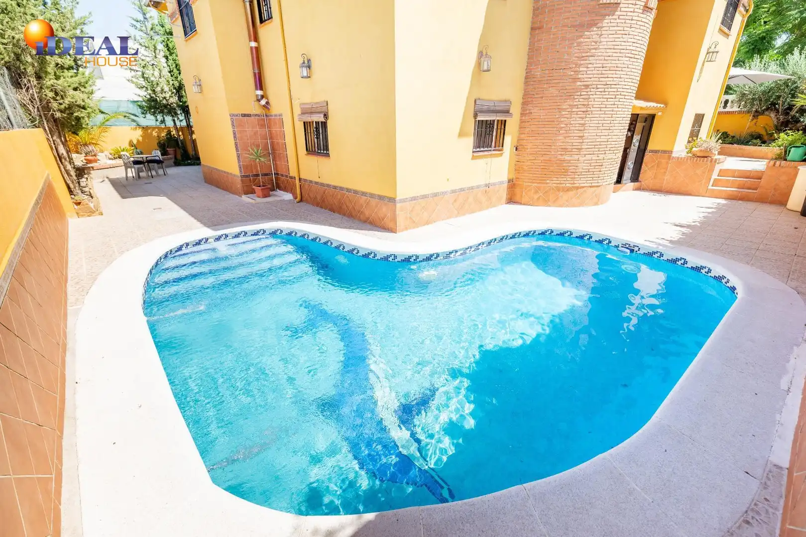 Chalet con piscina en venta en Belicena