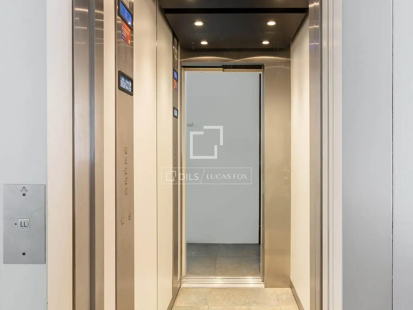 Houses for sale in Barcelona  with Air Conditioner, Terrace and Storage room