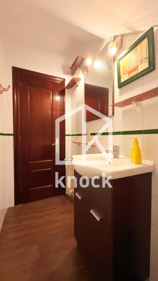 Cuina de Casa o xalet en venda en Oviedo  amb Calefacció, Parquet i Terrassa