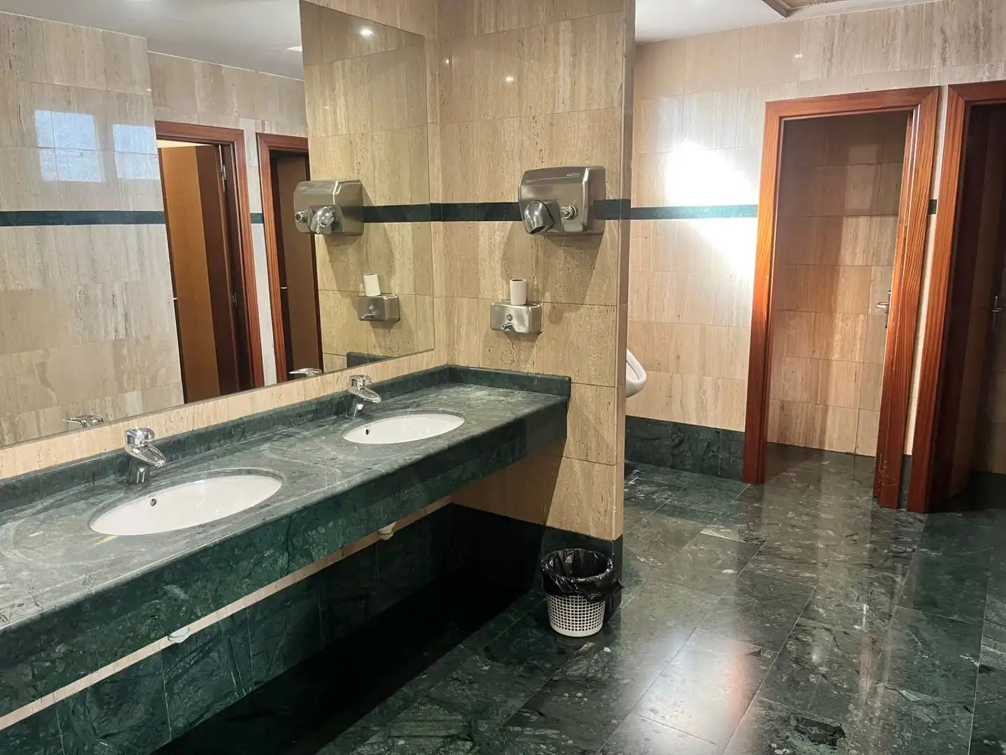 Bany de Oficina de lloguer en Leioa amb Aire condicionat