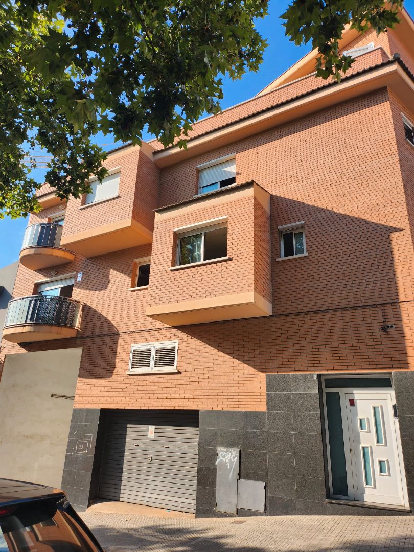 Vista exterior de Casa adosada en venda en Viladecans amb Terrassa i Alarma