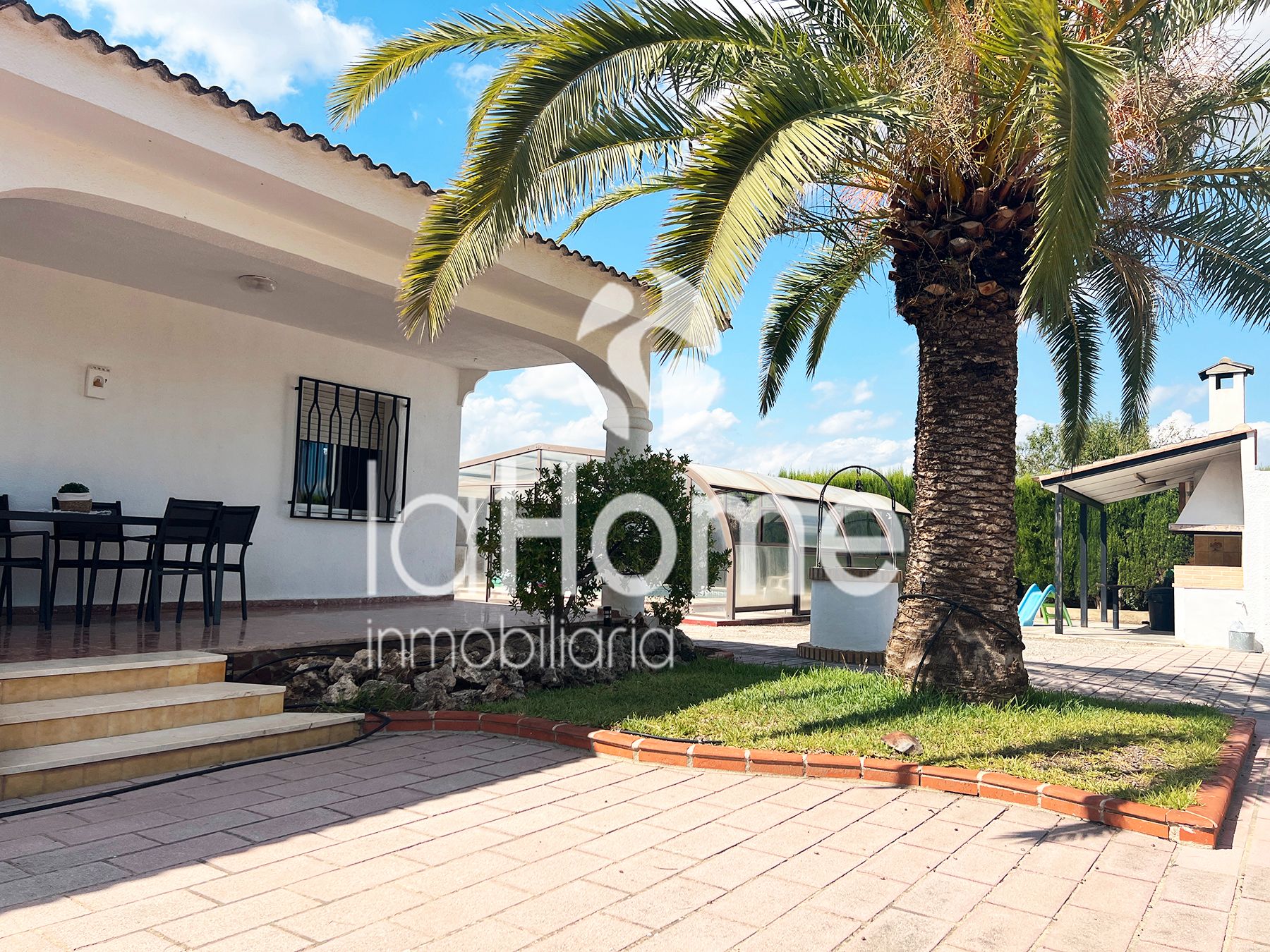 Vista exterior de Casa o xalet en venda en Llíria amb Jardí privat, Terrassa i Piscina