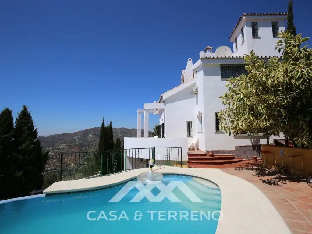 Vista exterior de Casa o xalet en venda en Torrox amb Aire condicionat i Balcó