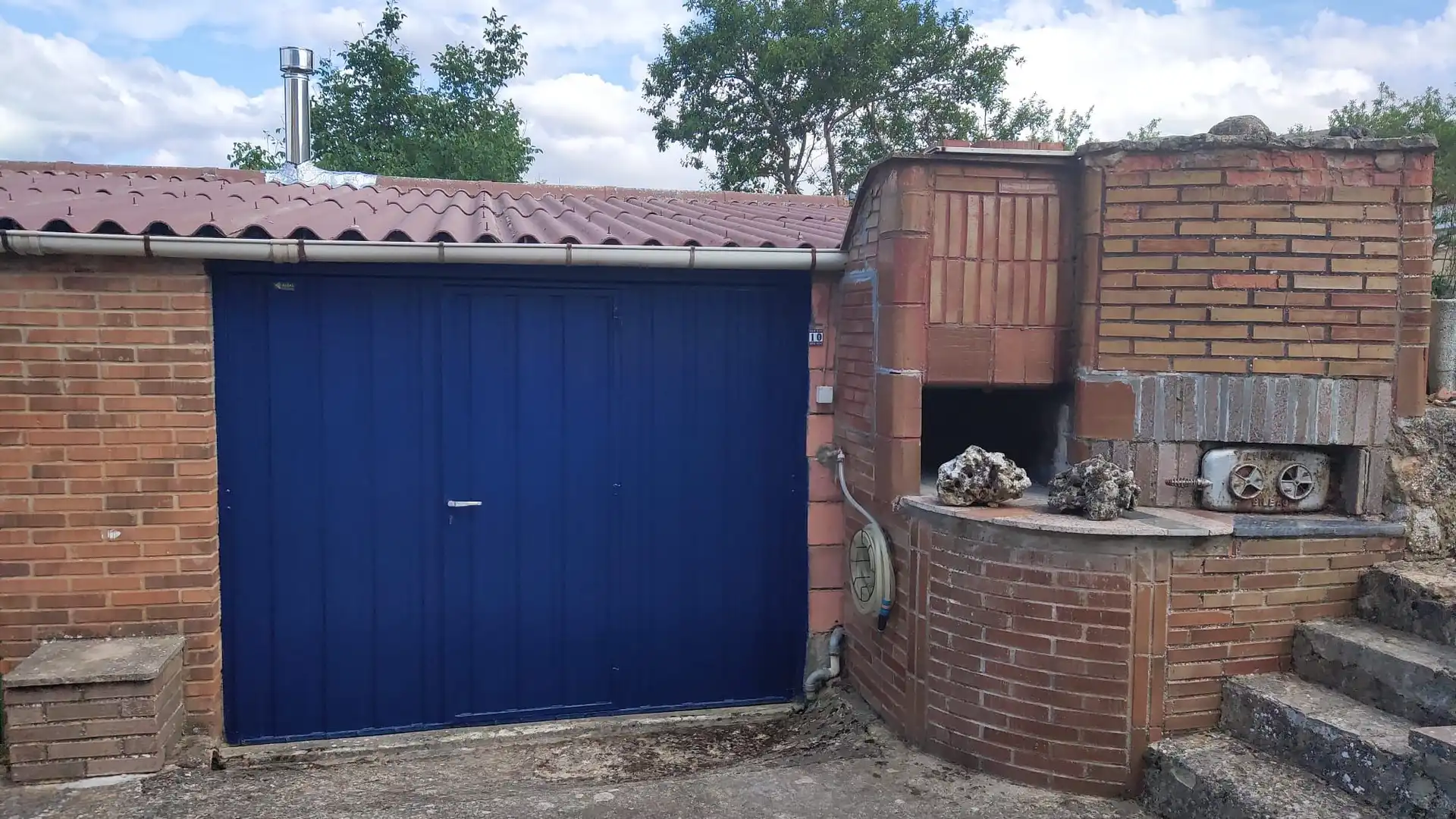Vista exterior de Casa o xalet en venda en Oña amb Jardí privat, Terrassa i Traster