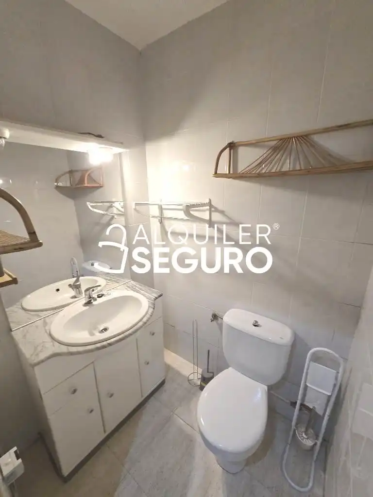 Baño de Piso de alquiler en Alcalá de Henares con Calefacción