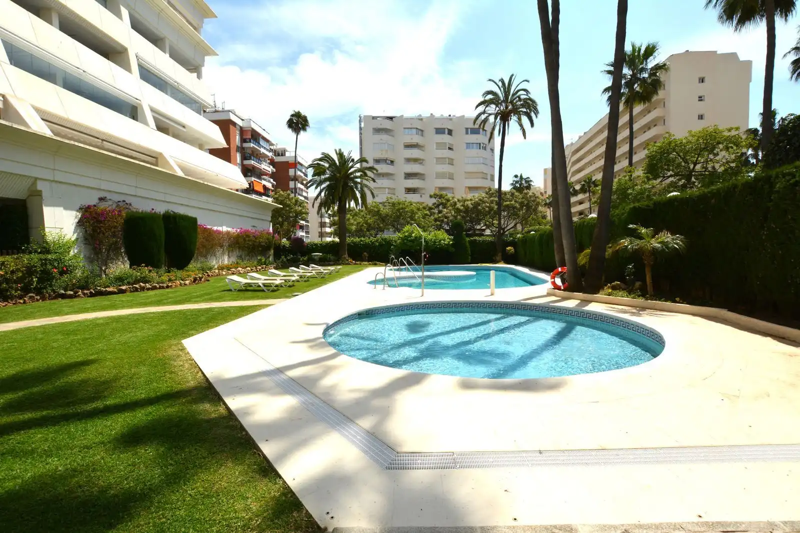 Piscina de Apartamento en venta en Marbella con Terraza, Trastero y Amueblado
