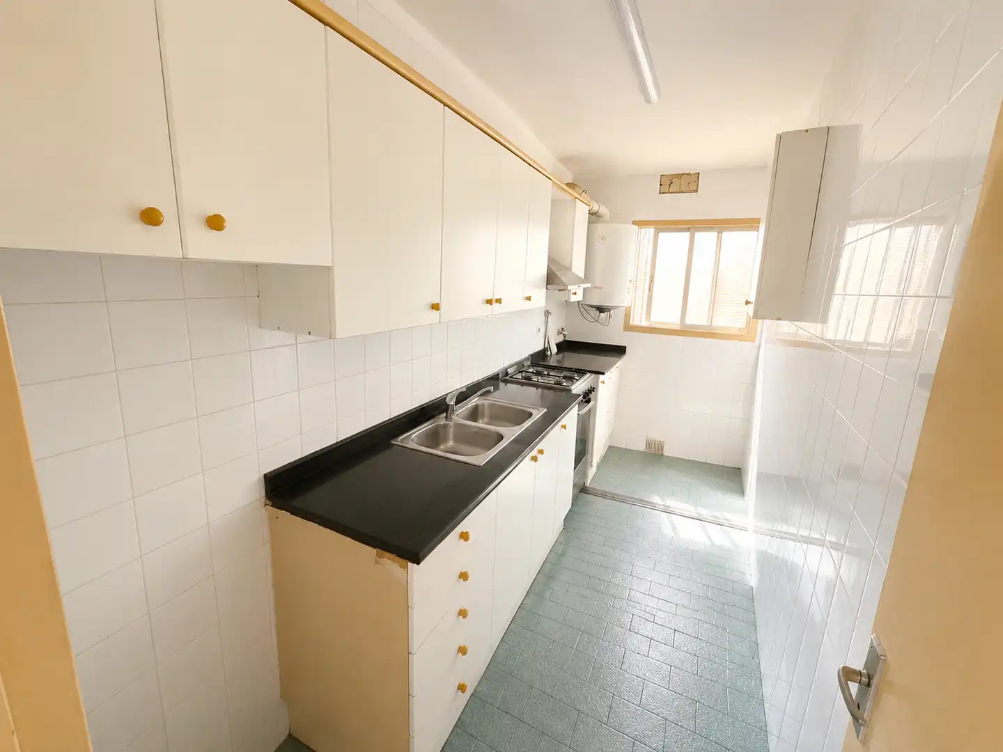 Küche von Wohnung zum Verkauf in Santa Coloma de Gramenet mit Klimaanlage, Heizung und Balkon